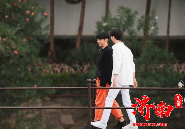 陈立农李荣浩被包围 狂热粉丝被保安推倒网友：追星需理智 