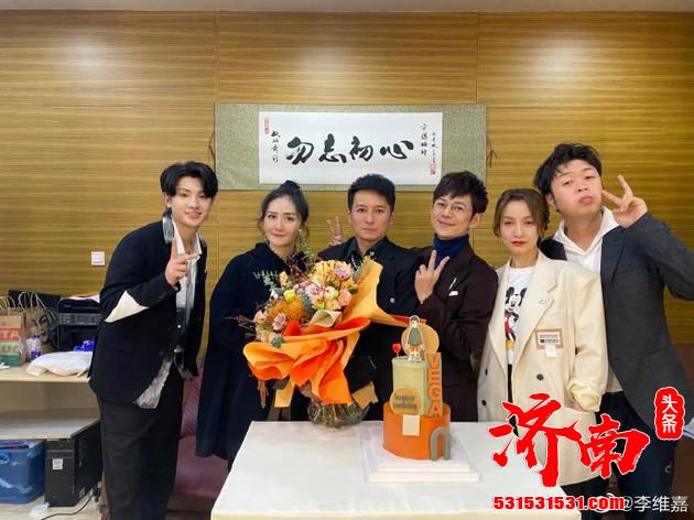 李维嘉晒与快乐家族庆生合照 站C位感谢大家祝福