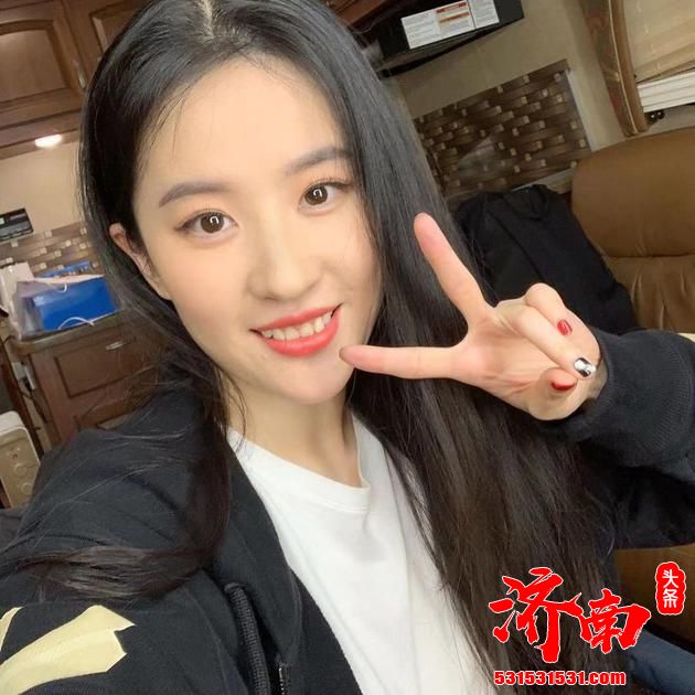 刘亦菲发文庆祝《花木兰》获奖 晒出剪刀手自拍