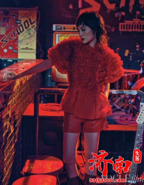 宋佳曝光最新复古大片，帅气的短发搭配抢眼的红色皮靴