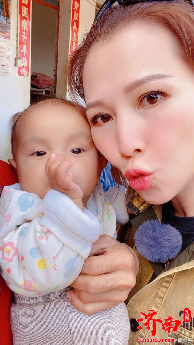 蔡少芬晒与小宝宝亲密合照 嘟嘴卖萌表情超可爱