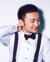 央视主持人的素养！尼格买提转微博时编辑掉脏话