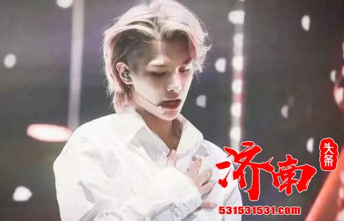 黄明昊在舞台边上给粉丝送零食，却不慎踩空摔下舞台