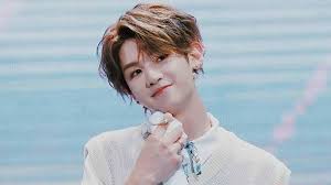 黄明昊不慎踩空跌落舞台 发文回应：还好姿势挺帅