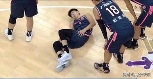 胡明轩投篮被李根撞倒 场边席大喊:王骁辉同款都不吹?