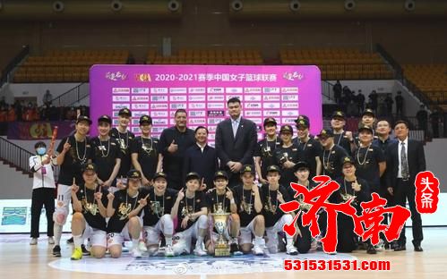 CBA最新三条动态：易建联已回国，西蒙斯发文暗示要离开，姚明为女篮颁奖