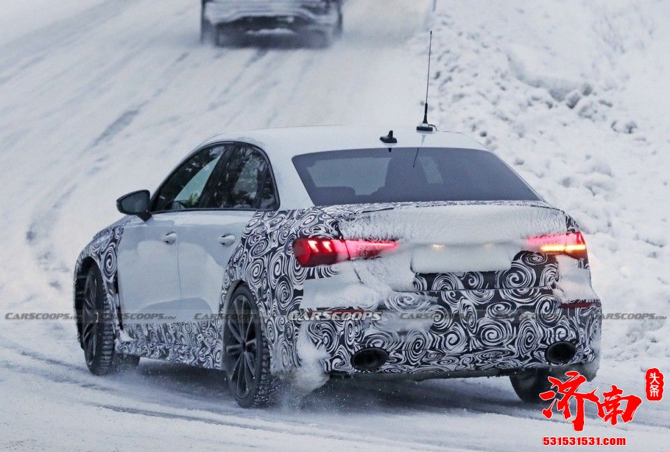 新款奥迪RS3轿车路试谍照再曝光 最大420匹马力