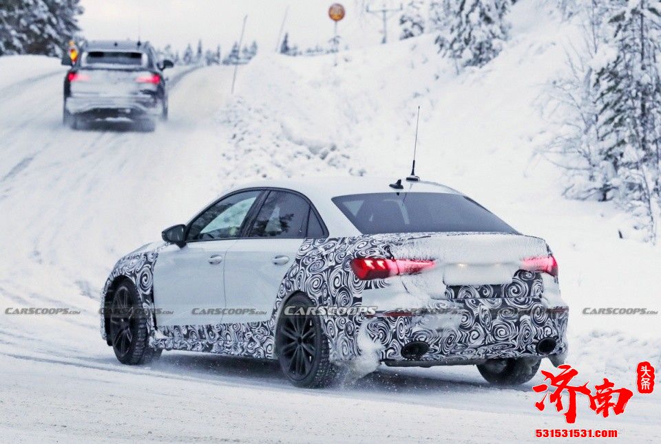 新款奥迪RS3轿车路试谍照再曝光 最大420匹马力