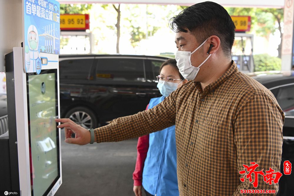 广州一加油站上线智能防爆大屏 加完油刷脸支付