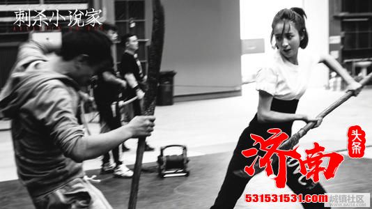 佟丽娅拿着近两米的长棍练习打戏，动作十分流畅