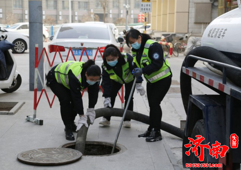 在臭味弥漫的城肥管道里 有8位济南女子默默干了八年 她们有个共同的名字:女子清疏班