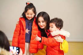 杨幂爸爸自豪发文庆女儿首次上春晚：有面 长脸