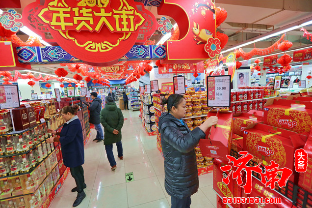 济南民族大街农贸市场人群熙熙攘攘 川流不息 几乎每家摊前都排起了十几米的队伍