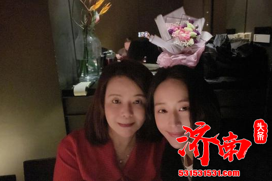 张钧甯为妈妈庆生 母女二人贴脸自拍更似亲姐妹