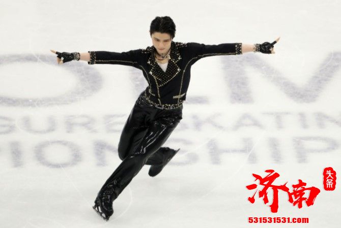 2021年花样滑冰世锦赛在瑞典首都斯德哥尔摩继续展开争夺。在男单短节目比赛中，两届冬奥会冠军羽生结弦发挥完美，得