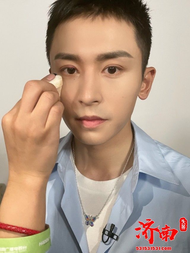 张哲瀚用眼影遮麦粒肿，不仅让粉丝们好笑又担心