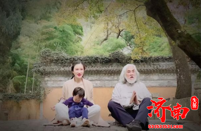 张纪中一家春日踏青 娇妻小腹隆起疑似怀孕