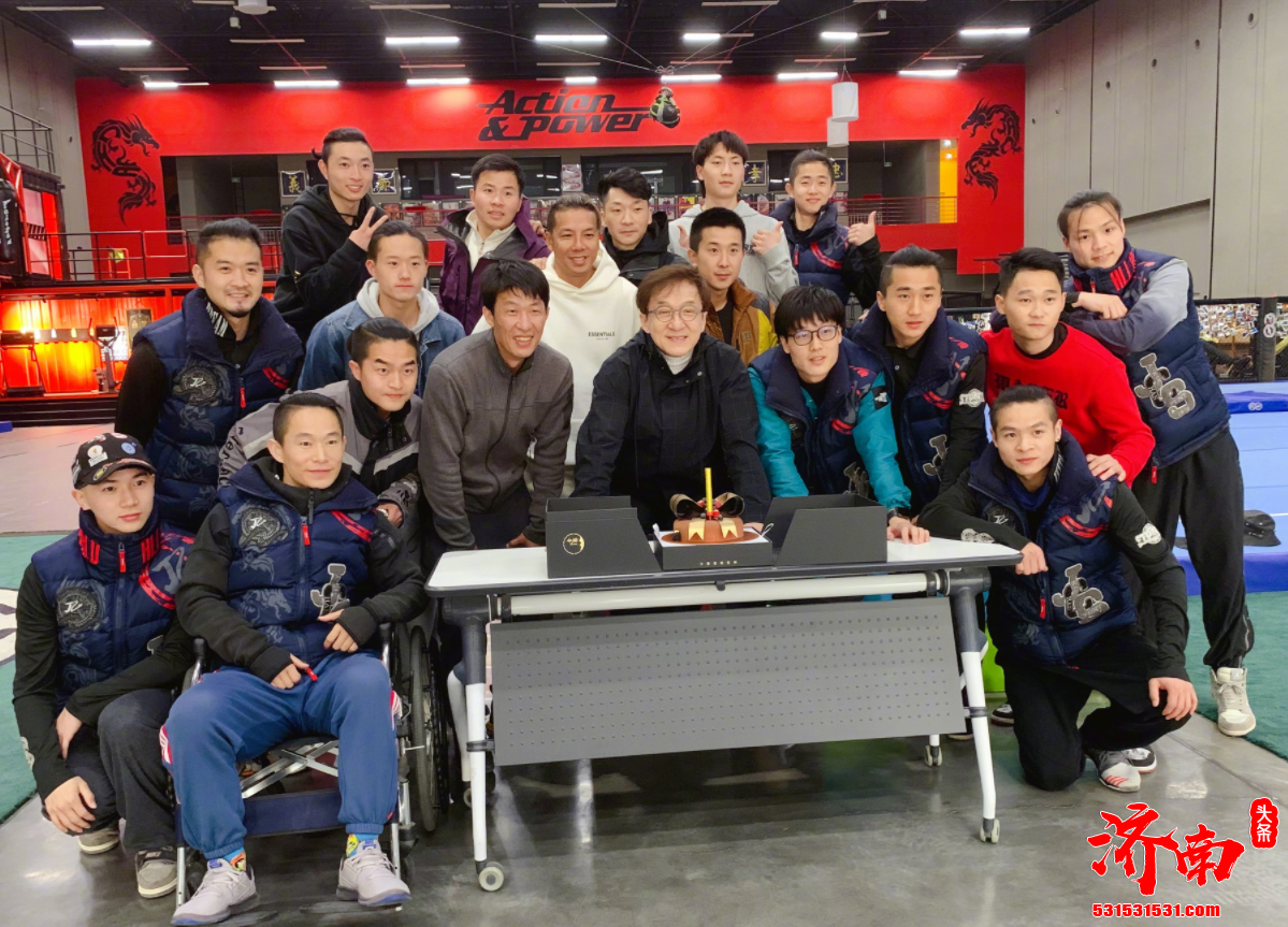 67岁成龙晒庆生照，称工作是对生日最大的尊重，顶着腰伤筹备新戏 