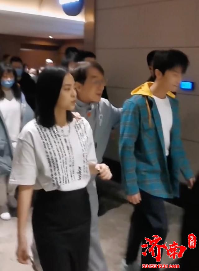 67岁成龙晒庆生照，称工作是对生日最大的尊重，顶着腰伤筹备新戏 