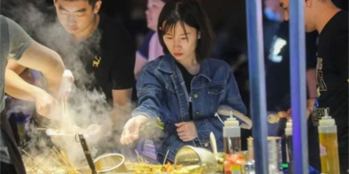 济南望岳路与分水岭路交叉口东侧的望岳星空不夜城正式开业