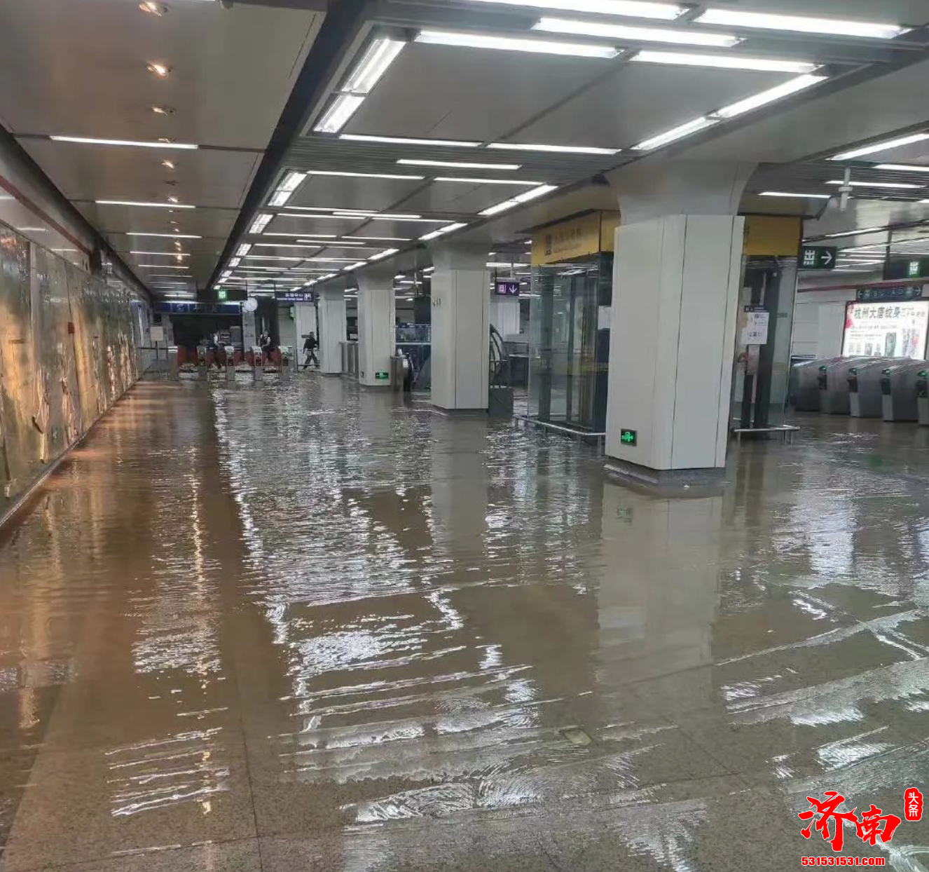 杭州金沙湖公园湖水外溢致使金沙湖地铁站形成涝水