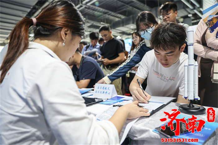 济南市12345市民服务热线“话题榜”⑫：“你”问即答，“才”聚泉城《济南日报·爱济南》